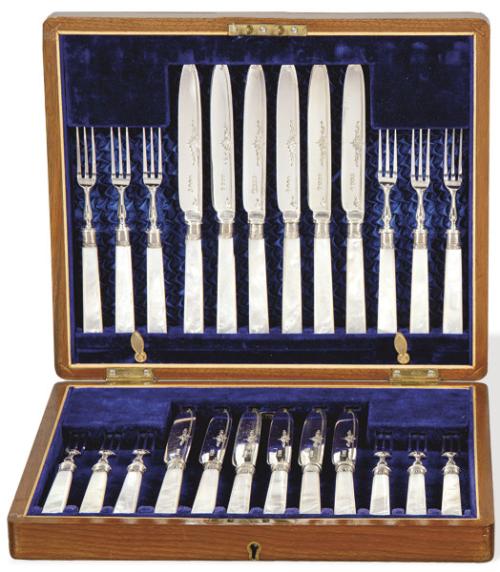 Juego de cubiertos de merienda para 12 servicios de plata inglesa punzonada Ley Sterling, nácar y metal plateado de Cooper Brothers & Son Ltd, Sheffield 1908.