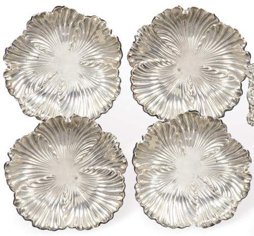 Cuatro ceniceros en forma de flor de plata española punzonada 1ª Ley de Durán.