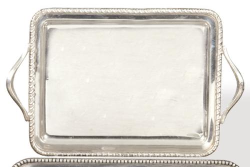 Pequeña bandeja de dos asas, de plata española punzonada 1ª Ley de Pasgorcy.