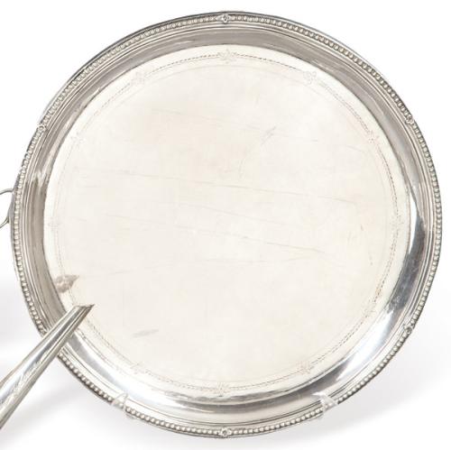 Salvilla de plata portuguesa punzonada, con marca de orfebre BIS, Oporto h. 1768-1810.