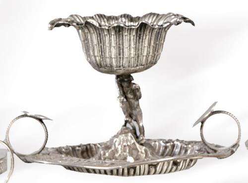 Chofeta de plata repujada con marca no identificada posiblemente pp. S. XX.