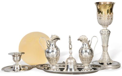Juego litúrgico de vinajeras con bandeja y campana, cáliz con patena y palmatoria en plata española punzonada de Vicente Perate (1770-h. 1835), Madrid Villa y Corte 1830.