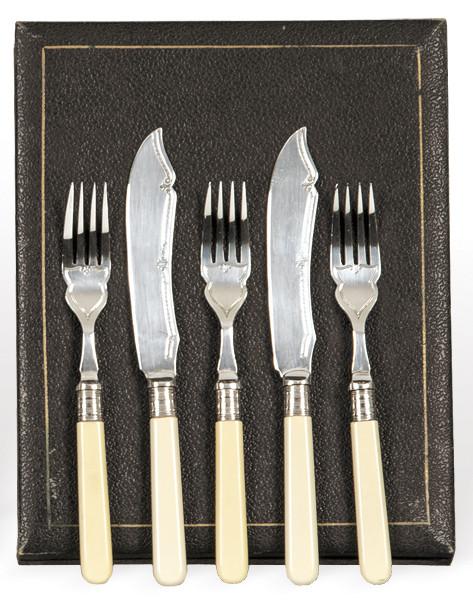 Juego de cubiertos de pescado para seis personas de metal plateado y símil marfil, Inglaterra pp. S. XX.
