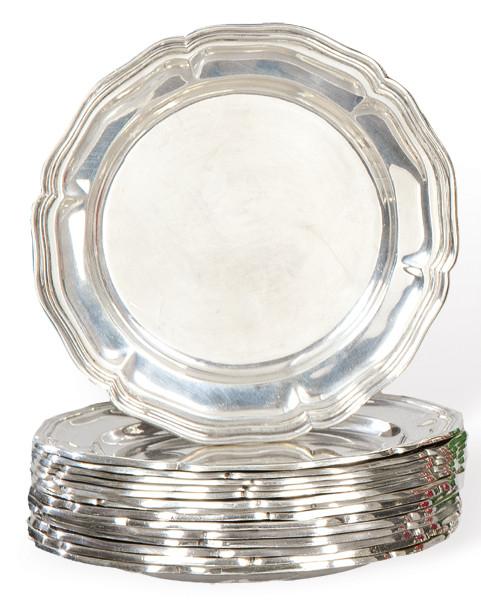 Quince platos de pan, ocho de plata española punzonada 1ª Ley de Matilde Espuñes y siete de metal plateado con borde ondulado.