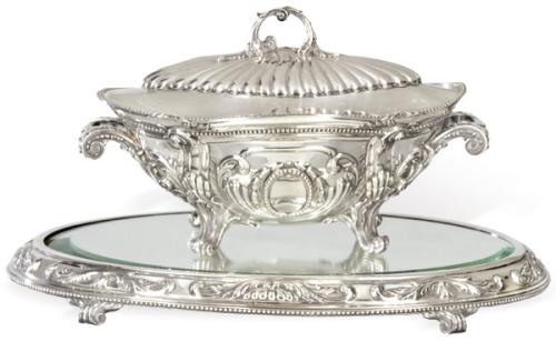 Sopera con sourtout de plata.