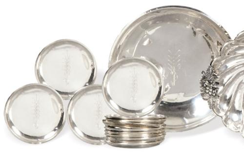 Panera y 12 platos de pan de plata española punzonada 1ª Ley de Orfebrería Rizomera y marca comercial de José Amor.