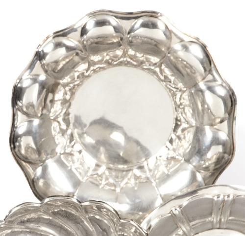 Panera de plata española punzonada 1ª Ley de Matilde Espuñes con marcas comerciales de J. Madrid.