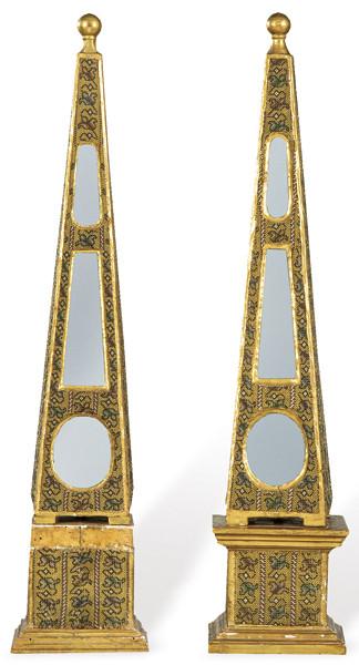 Pareja de obeliscos de madera dorada cubiertos por entramado formado por cuentas de cristal, Sicilia ff. S. XIX pp. S. XX.