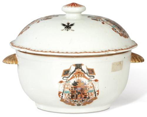 Sopera circular blasonada siguiendo modelos de la Compañía de Indias, posiblemente en porcelana de Samson.