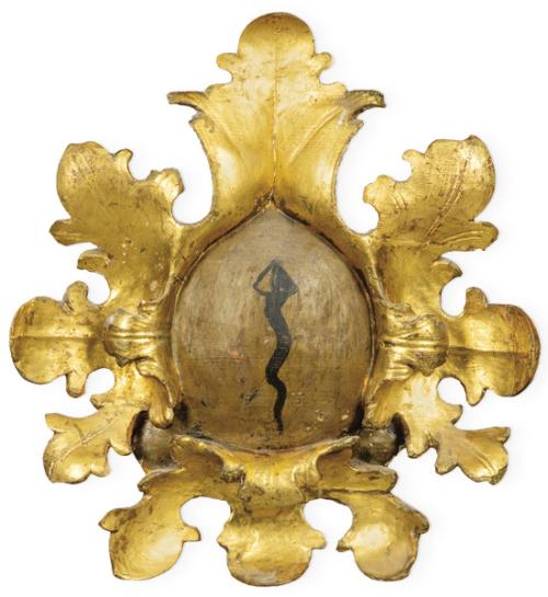 Cartela de madera dorada y policromada con un clavo de Cristo pintado España, S. XVII