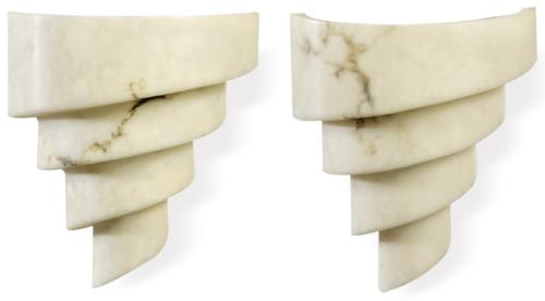 Pareja de apliques con forma de caracola en resina blanca.