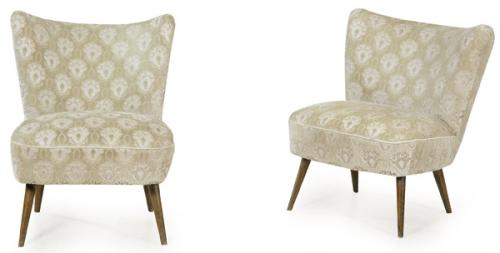 Pareja de butacas con patas en madera de haya teñida, y tapicería beige adamascada.