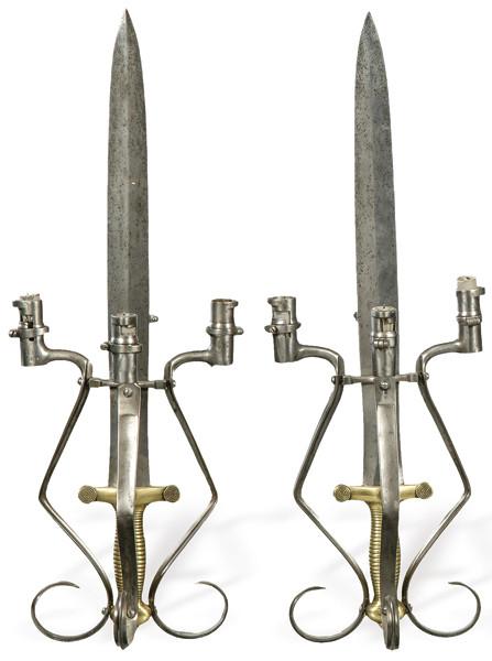 Pareja de candelabros de hierro, bronce y acero realizados con espadas y casquillos de bayoneta antiguos, Francia S. XX.