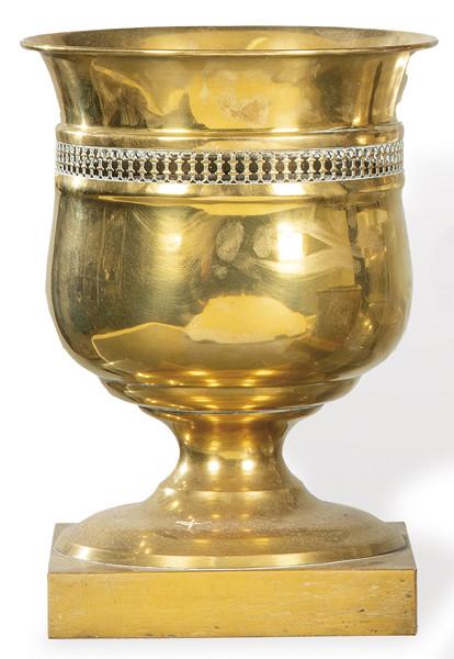 Macetero de latón dorado.