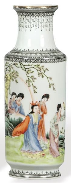 Jarrón de porcelana china con esmaltes polícromos periodo República h. 1950.