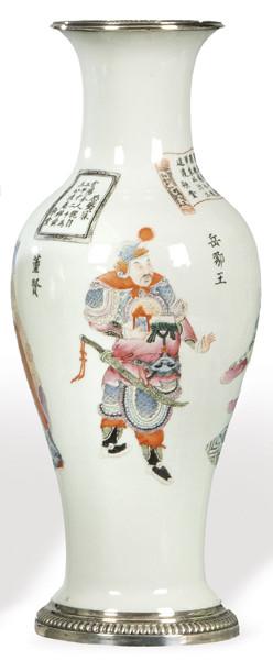 Jarrón chino de porcelana con boca y base de plata