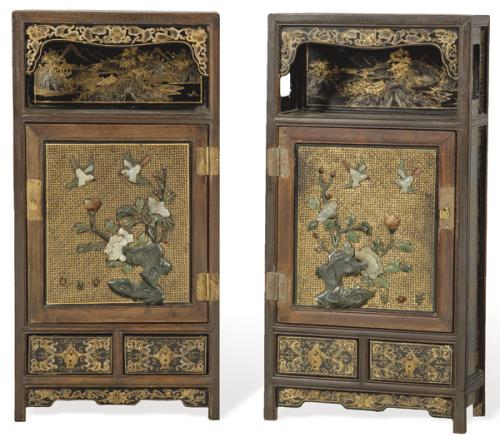 Pareja de mesillas de madera lacada y dorada, China medidados S. XX.