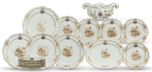 Juego de varias piezas de porcelana de compañía de Indias blasonadas Argüeso. 
