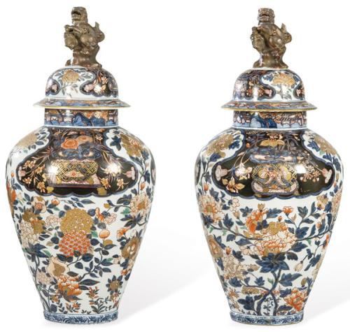 Pareja de jarrones Imari de porcelana japonesa