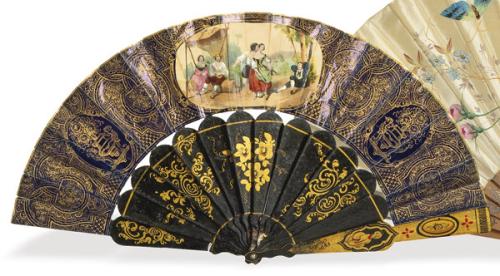 Abanico isabelino con varillaje de madera lacada en negro y dorada S. XÏX