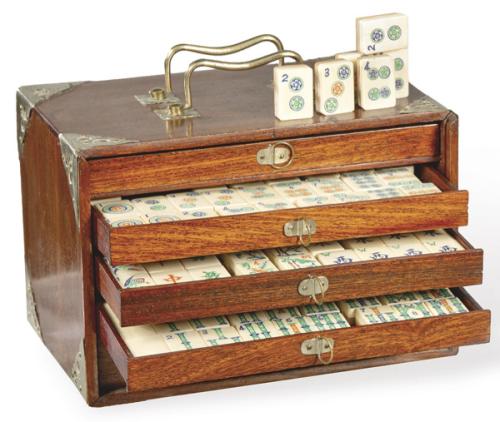 Juego de mahjong en hueso con su caja de madera primer tercio S. XX