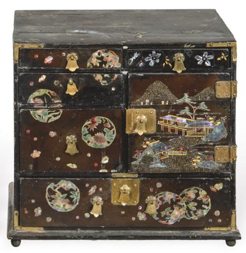 Pequeño cabinet japonés de madera lacada