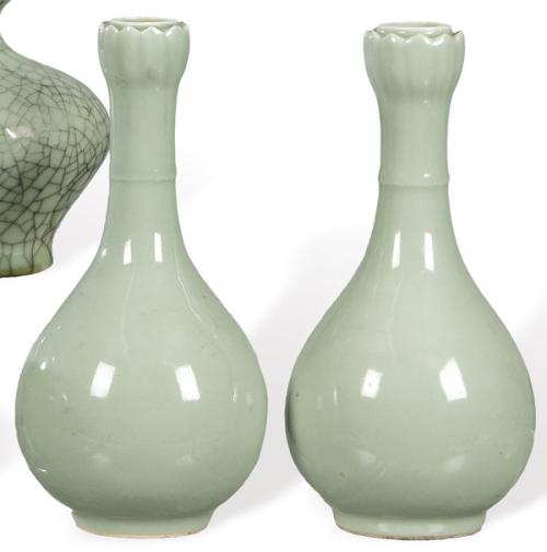 Pareja de jarrones de cuello largo de porcelana china con vidriado celadón con marca apócrifa del emperador Yongzheng