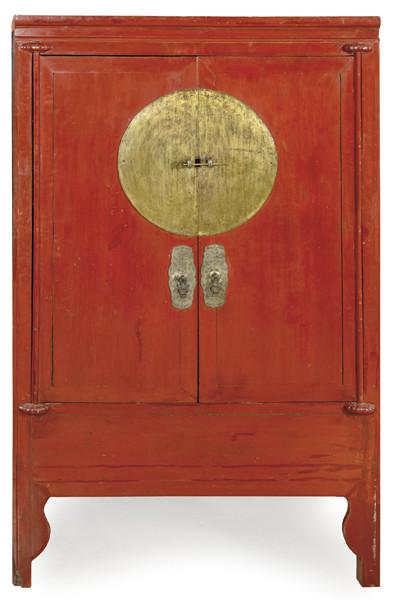 Armario chino de olmo lacado en rojo.
