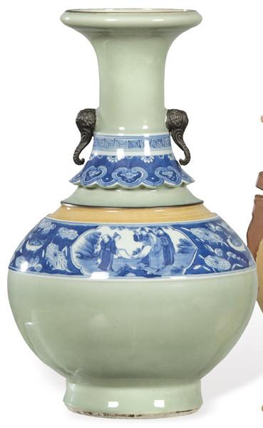 Jarrón de porcelana china con vidriado celadón y decoración en azul y blanco y franja crema S. XX.