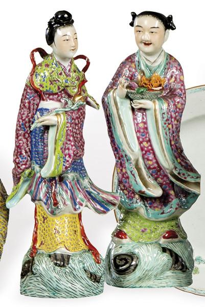 Pareja de damas de porcelana china con esmaltes polícromos, época República h. 1950-70.