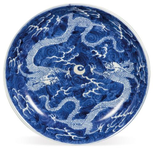Plato hondo de porcelana de Compañía de Indias azul y blanco, Dinastía Qing, época de Kangxi (1667-1722)