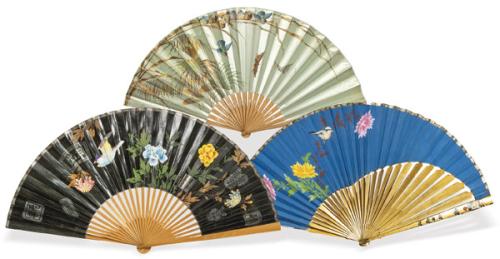 Tres abanicos pericones orientales con varillaje de sándalo uno de ellos dorado y decorado.ff. S. XIX.