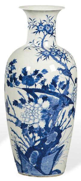 Jarrón de porcelana china azul y blanco con marca apócrifa de Kangxi (1668-1722), Dinastía Qing, ff. S. XIX.