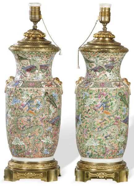 Pareja de lámparas de mesa realizadas con jarrones de porcelana china con esmaltes polícromos, Dinastía Qing S. XIX.