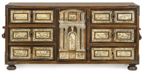 Papelera sin tapa de inspiración europea, en madera de nogal, madera ebonizada y hueso grabado. 