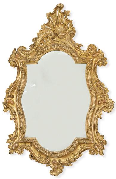 Marco de espejo estilo barroco, con perfil sinuoso con decoración tallada y estucada con hojas de acanto.