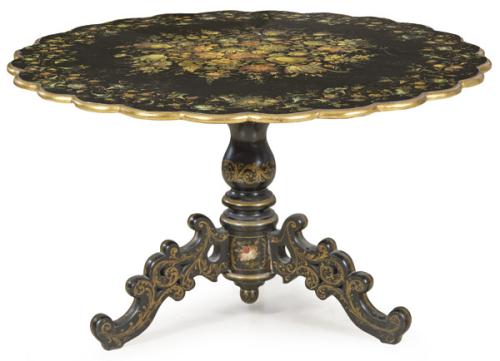Mesa de comedor isabelina, con tapa polilobulada sobre pedestal abalaustrado y patas recortadas en madera lacada en negro y decoración pintada de motivos vegetales. España, segunda mitad S. XIX