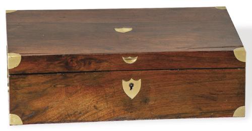 Caja de viaje de nogal macizo con asas y guardas de latón época Carlos X h. 1830.