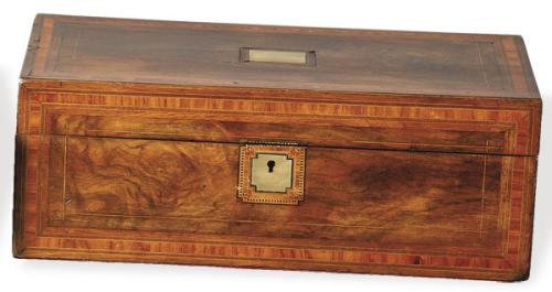 Caja escritorio victoriana de madera de nogal con marquetería de palorosa, Inglaterra S. XIX.