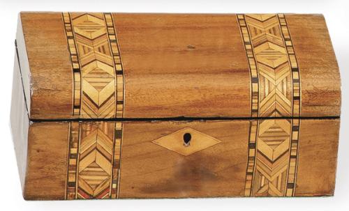 Pequeña caja victoriana de nogal con marquetería de frutales, Inglaterra S. XIX.