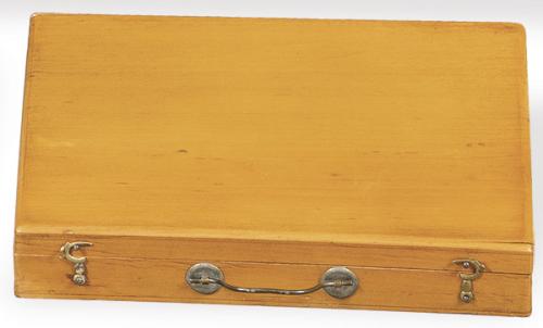 Caja de acuarelas francesa de nogal blanco h. 1940.