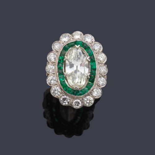 Anillo con diamnte oval 2,50 ct centro y doble orla de esmeraldas y diamantes