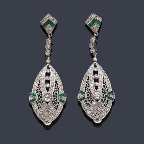 Pendientes largos con diseño calado y brillante central de mayor tamaño y diamantes talla 8/8 de aprox. 3,00 ct en total, con cuatro bandas de esmeraldas calibradas.