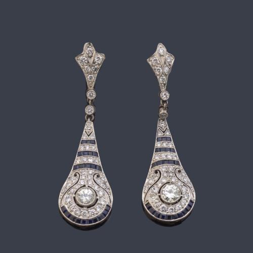 Pendientes largos estilo 'art decó' con diamantes talla brillante y 8/8 de aprox. 1,70 ct en total y zafiros calibrados.