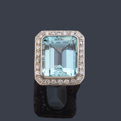 Anillo con gran aguamarina de aprox. 20,00 ct y orla de brillantes de aprox. 1,00 ct en total.