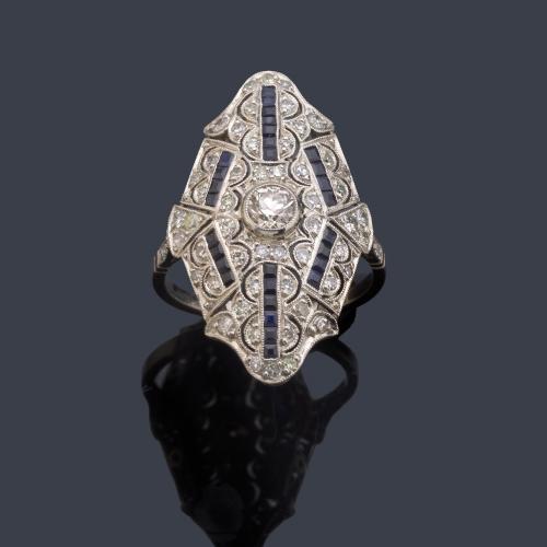 Anillo lanzadera con brillante central de aprox. 0,35 ct con diseño calado enriquecido con diamantes talla sencilla y zafiros calibrados.