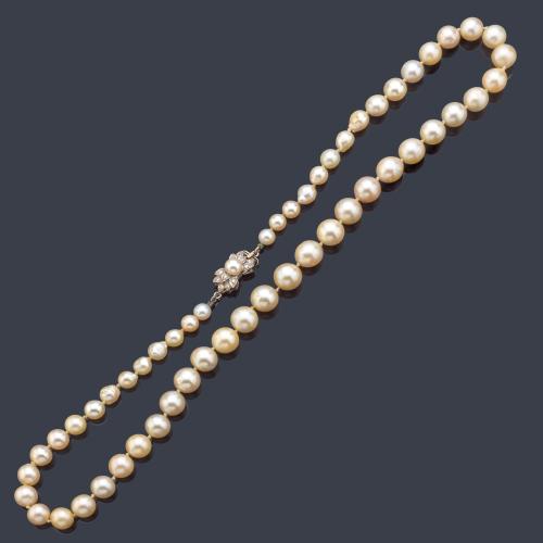Collar con un hilo de perlas de aprox. 9,97 mm - 5,89 mm con broche de diamantes talla 8/8 y perla central en montura de oro blanco de 18K.