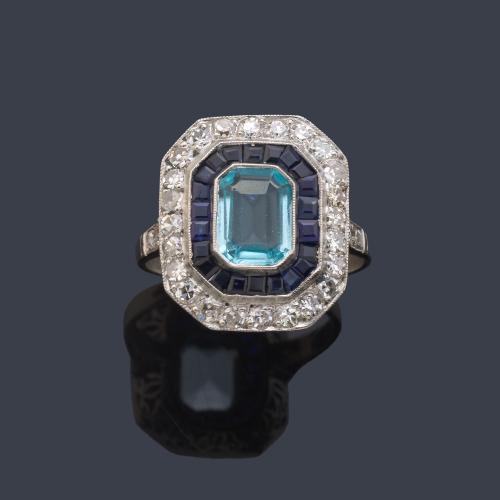 Anillo con aguamarina central de aprox. 1,20 ct con orla de zafiros calibrados de aprox. 1,10 ct y diamantes talla 8/8 de aprox. 0,90 ct en total.