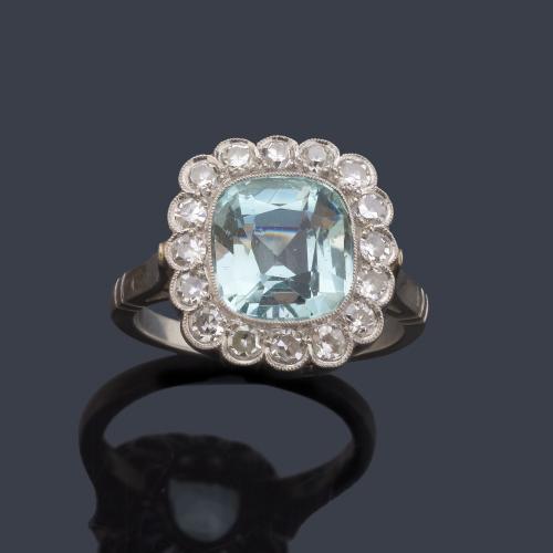 Anillo con berilo aguamarina de aprox. 3,00 ct con orla de diamantes talla sencilla de aprox. 0,50 ct en total. Años '30.