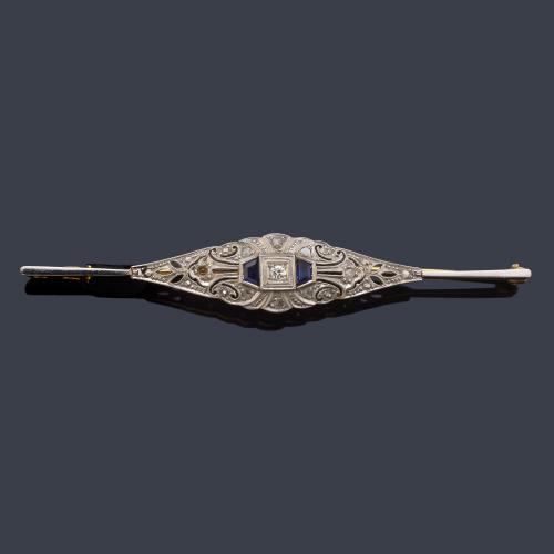 Broche - barrita con zafiros calibrados y diamantes talla rosa en montura calada.